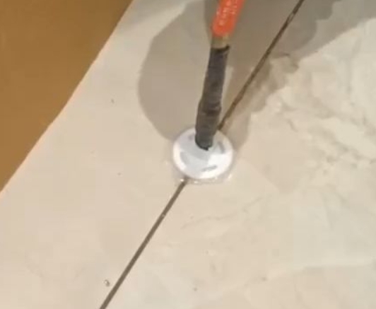 集美瓷砖空鼓维修公司专业解答瓷砖在铺贴过程中，如果没有涂抹均匀到位的粘结材料（如水泥砂浆或瓷砖胶），可能会导致以下问题
