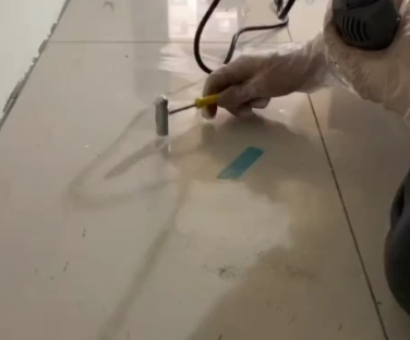 集美瓷砖开裂维修公司专业分享瓷砖在铺贴前如果没有沥干水分，将会导致以下问题